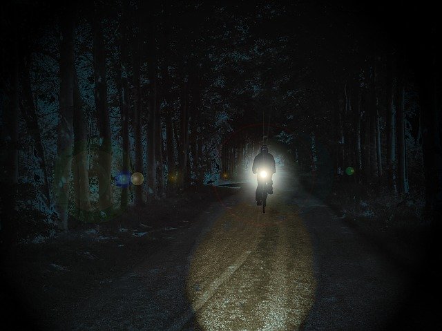 cyklista v noci