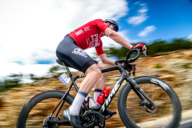 cyklista s rukavicemi